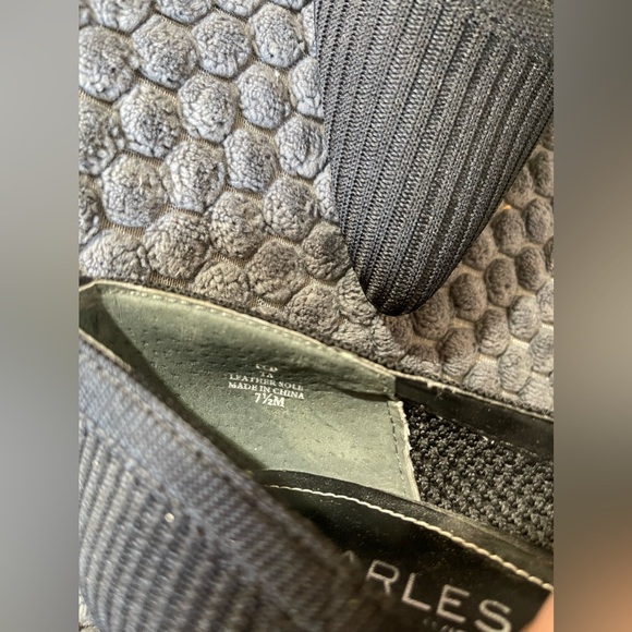 Charles Black Textured Heels. Size 8M - Picture 4 of 6